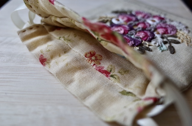 ウォーキングお散歩に刺繍生地のネックウォーマー　ハンドメイド　くすみピンク花刺繍柄　Ｗ127