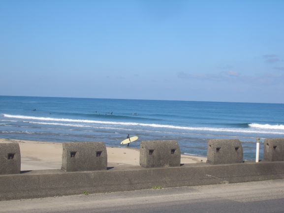 エメラルドグリーンの春の海は気持ちいい 海辺のカフェ ペンション デルマー エメラルドグリーンの春の海は気持ちいい 海辺のカフェ ペンション デルマー