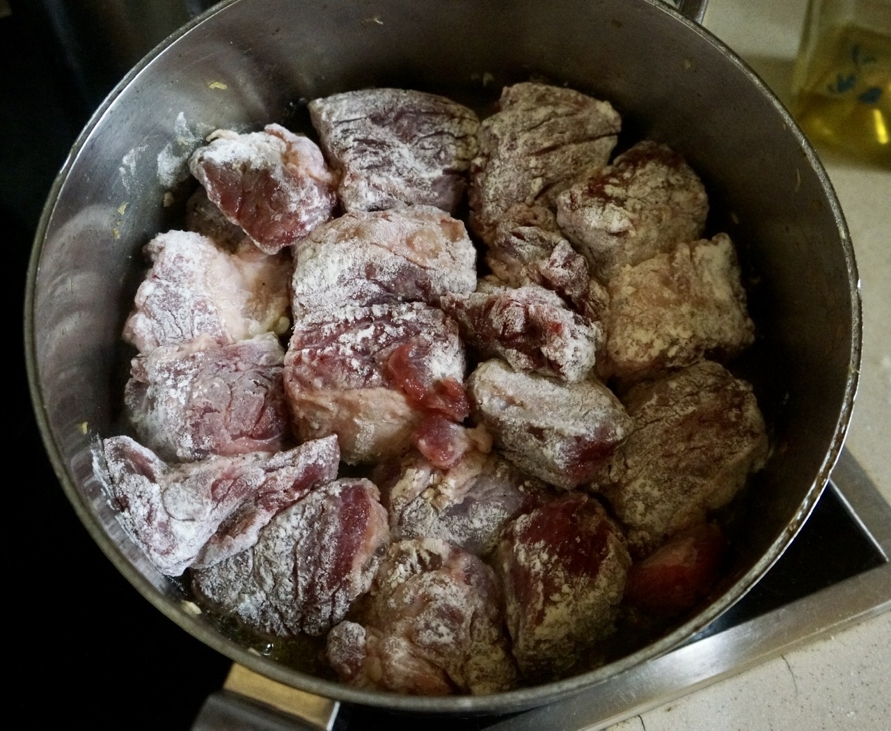 2.6kgの骨付き牛肉で。_c0180686_03493761.jpeg