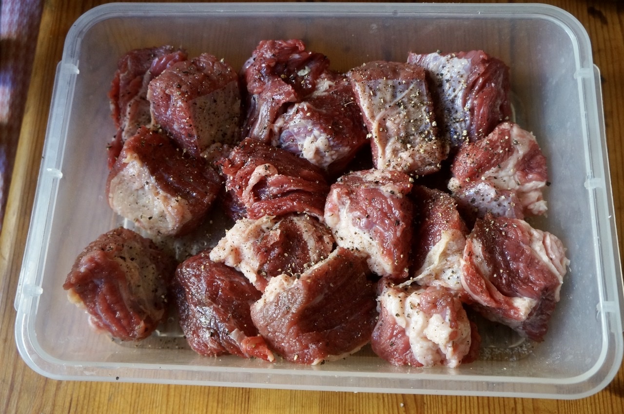 2.6kgの骨付き牛肉で。_c0180686_03504307.jpeg