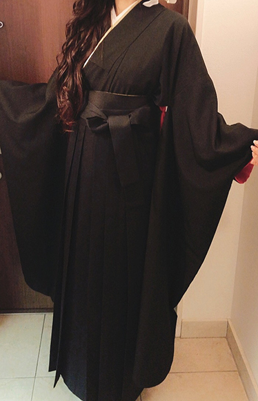 黒 黒スタイリッシュであでやか袴姿でご卒業 それいゆのおしゃれ着物スタイル