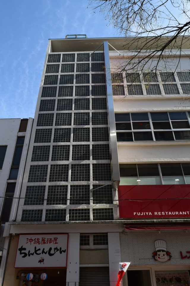 横浜市中区伊勢佐木町の不二家横浜センター店(昭和モダン建築再訪)_f0142606_08014872.jpg