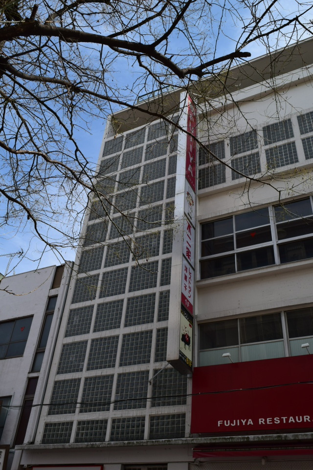 横浜市中区伊勢佐木町の不二家横浜センター店(昭和モダン建築再訪)_f0142606_08370460.jpg
