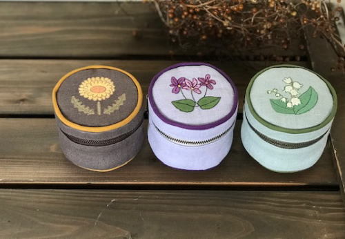 ミシン刺繍のバニティポーチのキットの予約販売_d0091671_13455492.jpg