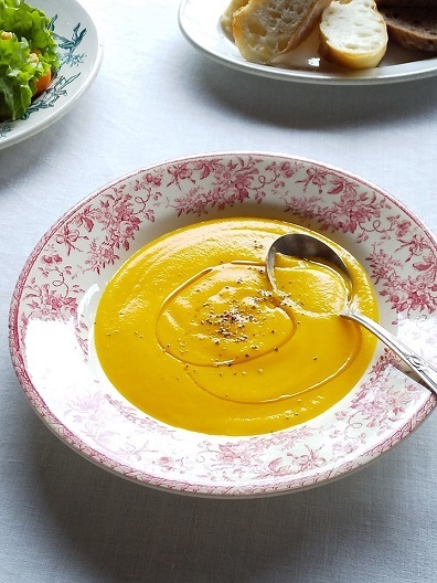 人参のポタージュスープと ひよこ豆のフムスでパンランチ キッチンで猫と 人参のポタージュスープと ひよこ豆のフムスでパンランチ キッチンで猫と