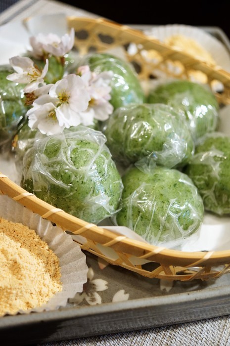 ■季節の和菓子【野摘みヨモギで お彼岸の時に草餅を作りました。餡子入りできな粉添えです♪】_b0033423_19024452.jpg