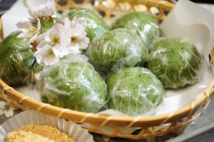 ■季節の和菓子【野摘みヨモギで お彼岸の時に草餅を作りました。餡子入りできな粉添えです♪】_b0033423_19032557.jpg