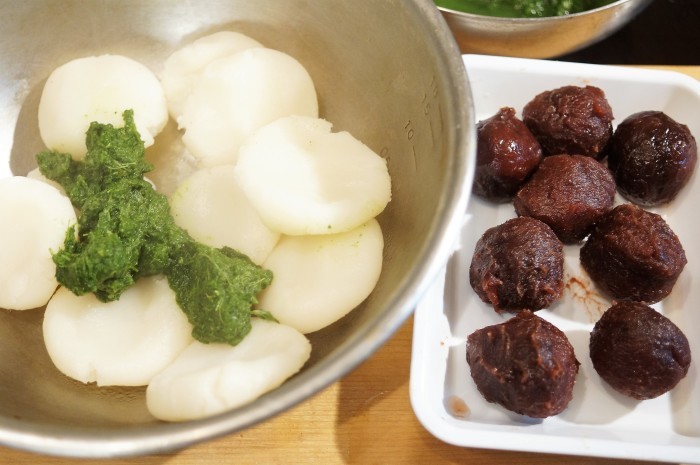 ■季節の和菓子【野摘みヨモギで お彼岸の時に草餅を作りました。餡子入りできな粉添えです♪】_b0033423_19314756.jpg