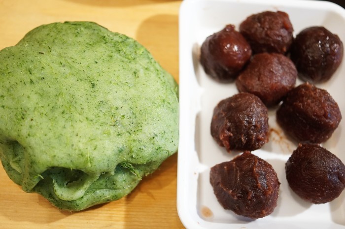 ■季節の和菓子【野摘みヨモギで お彼岸の時に草餅を作りました。餡子入りできな粉添えです♪】_b0033423_19401181.jpg