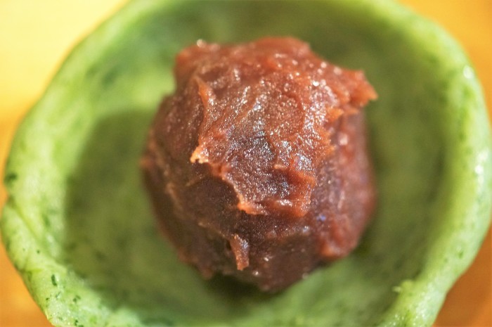 ■季節の和菓子【野摘みヨモギで お彼岸の時に草餅を作りました。餡子入りできな粉添えです♪】_b0033423_19410750.jpg