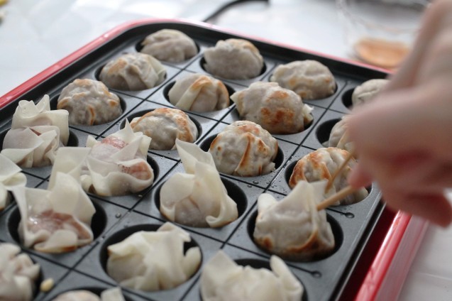 たこ焼き器で「焼きしゅうまい」_d0377645_16001037.jpg