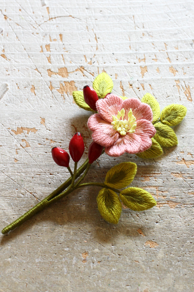 オフフープ 立体刺繍 ワイルドローズ フェルト刺しゅうの花図鑑 掲載作品 フェルタート R オフフープ R 立体刺繍作家pienisieniのブログ