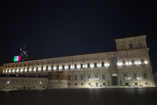 コロナ犠牲者への祈り＠大統領官邸のトリコロール。_c0206352_04594690.jpg