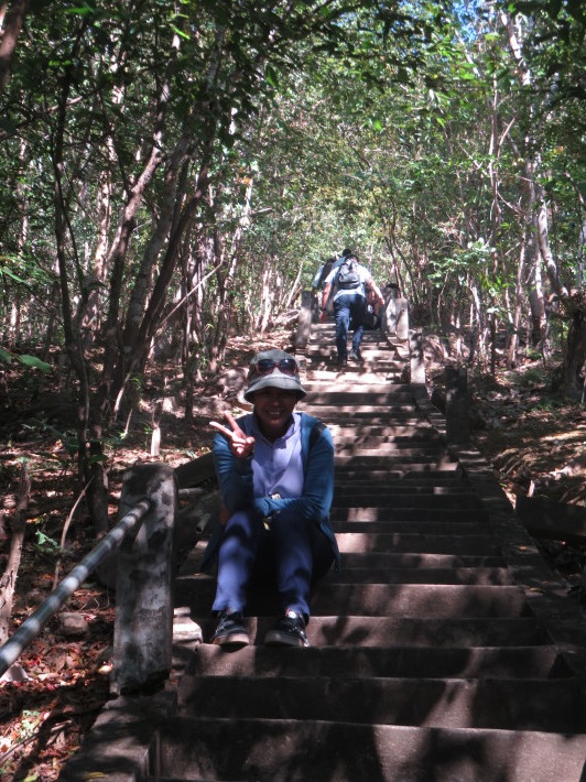プノンボック遺跡へタウ_e0408534_00490874.jpg