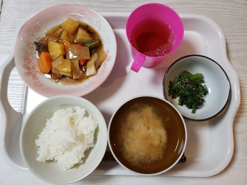 あじさい荘夕食 酢豚 ほうれん草ごま和え 味噌汁 ごはん 今日の献立