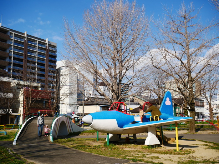 　　飛行機の遊具ある街の公園　　２０２０-０４-０５　００：００ 　　_b0093754_23283277.jpg