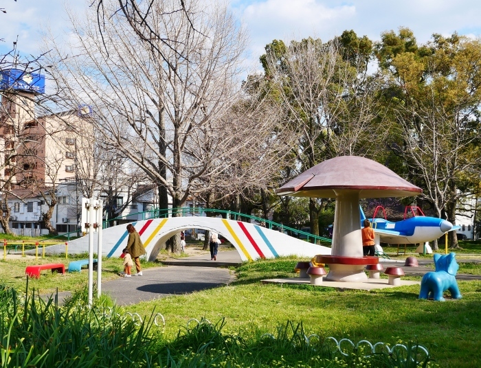 　　飛行機の遊具ある街の公園　　２０２０-０４-０５　００：００ 　　_b0093754_23290289.jpg