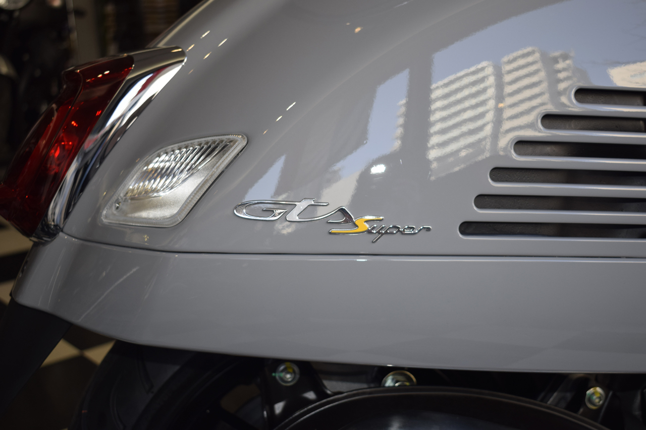 ベスパ GTS Super Tech 300 入荷してます!_d0099181_19413719.jpg