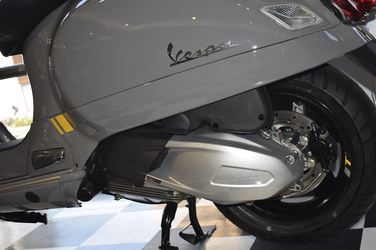 ベスパ GTS Super Tech 300 入荷してます!_d0099181_19420186.jpg