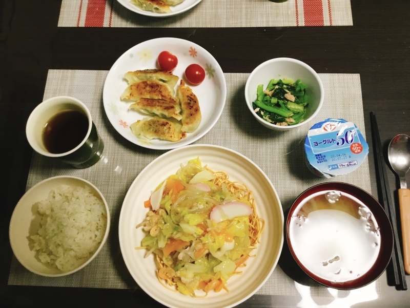 ひまわり荘 夕食 かた焼きそば 餃子 ツナと青菜のお浸し ヨーグルト 今日の献立