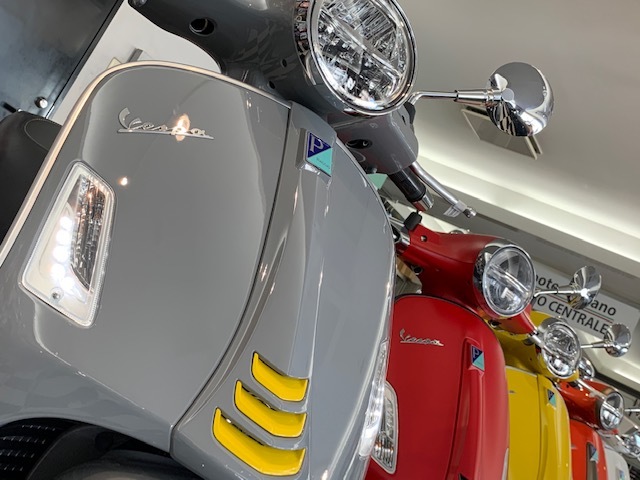 ベスパ GTS Super Tech 300 入荷してます!_d0099181_18415796.jpg