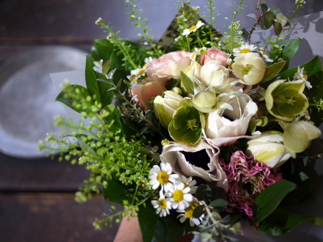 お誕生日の花束 白 淡いピンク系 アネモネ クリスマスローズ チューリップ他 発寒7条にお届け 04 03 札幌 花屋 Mell Flowers