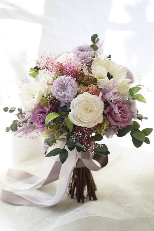 アネモネとラベンダー色のお花のクラッチブーケ_a0136507_23184679.jpg