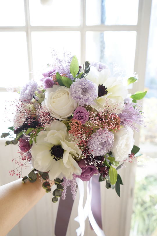 アネモネとラベンダー色のお花のクラッチブーケ_a0136507_23185641.jpg