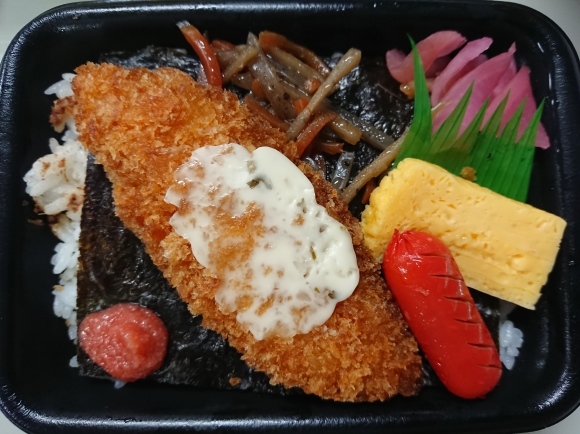 4/5夜勤飯 ファミマ ミニ海苔弁当、フレッシュ野菜サラダ、有明の海苔味噌汁_b0042308_01444910.jpg