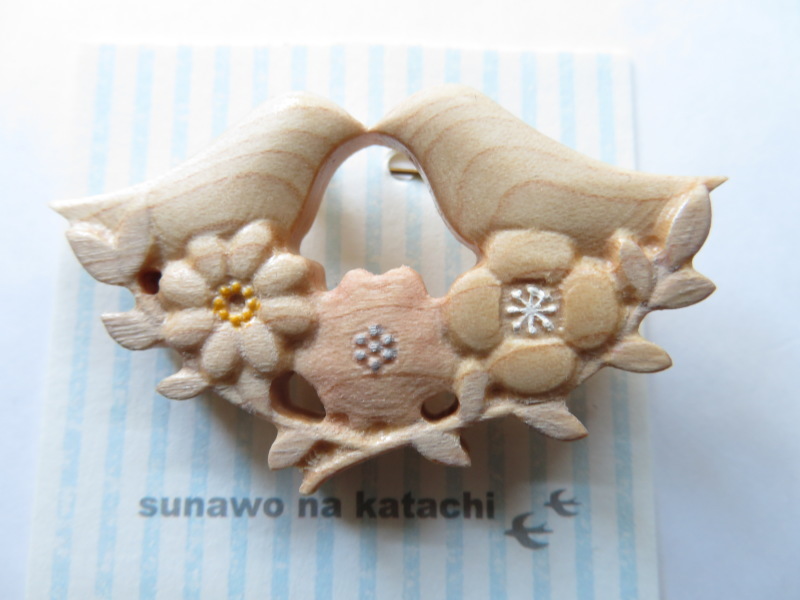素直な形の木のブローチ　sunawo na katachiと、西山別院の桜_f0129557_08383110.jpeg