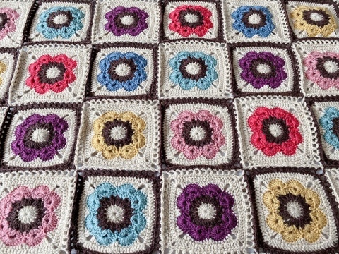 〇レトロカラー 〇お花のブランケット完成です*_f0348775_08322454.jpeg