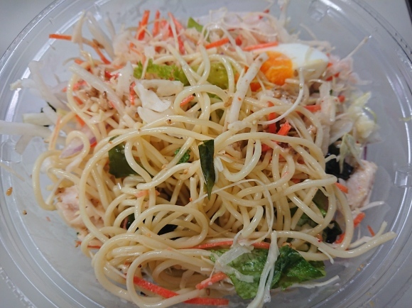 4/6夜勤飯 ファミマ 蒸し鶏のパスタサラダ、1/2日分の野菜が摂れるコンソメスープ_b0042308_04412664.jpg
