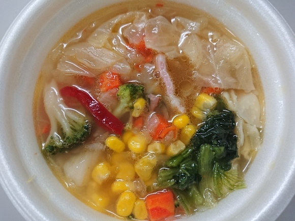 4/6夜勤飯 ファミマ 蒸し鶏のパスタサラダ、1/2日分の野菜が摂れるコンソメスープ_b0042308_04414434.jpg