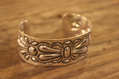 唯一無二の筆記体のホールマークが入る「RAY ADAKAI」の作品をご紹介