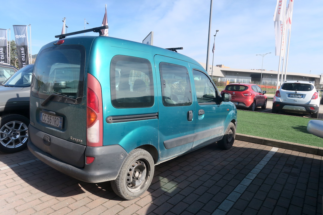 念願の新車は子猫の隠れ場所、悩んだ末にシトロエン_f0234936_747755.jpg