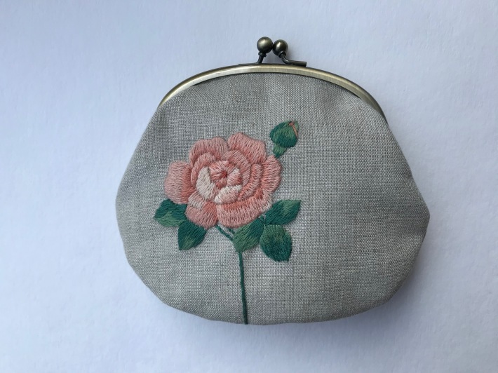 ピンクのバラの刺繍がま口を作りました Vogelhaus Note
