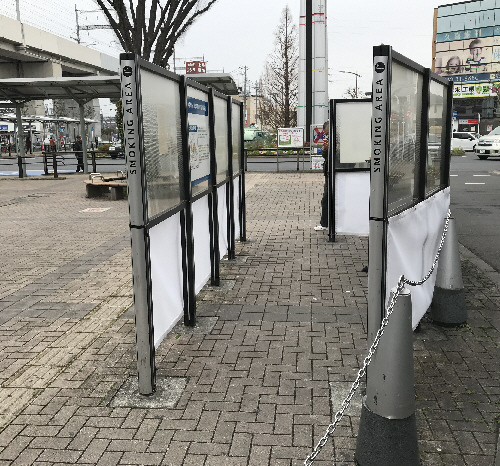 【「変」だ】　久喜駅前広場の喫煙所「受動喫煙対策ヤッタフリ詐欺」_f0153547_10324042.jpg