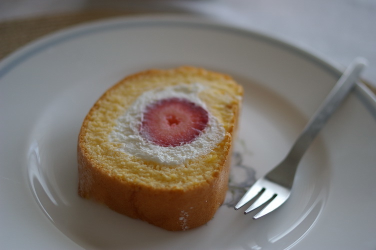 【レシピ】巣ごもり目玉焼きと苺のロールケーキ_d0327373_09581846.jpg