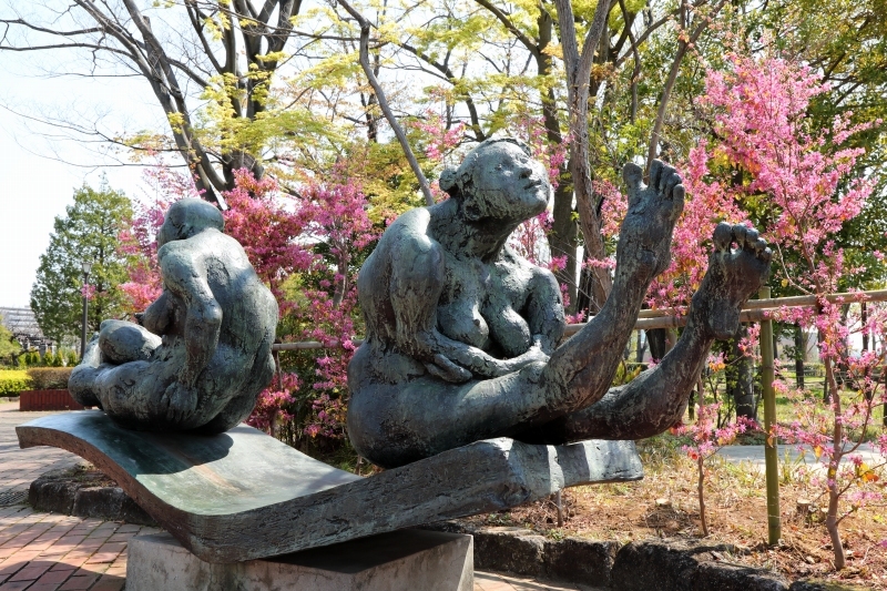 近所の公園のブロンズ像と桜（荒川自然公園） : 旅プラスの日記