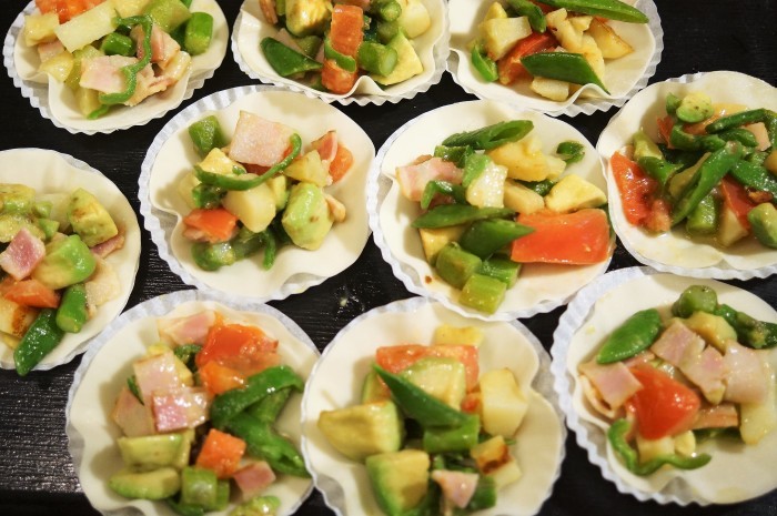 ■おつまみおかず【餃子の皮乗せ 具沢山野菜のチーズ焼き】クリスピーピザ風で絶品!!_b0033423_16421676.jpg