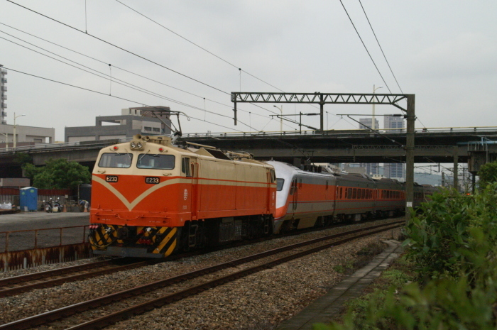 台湾鐵路管理局　E200電気機関車_f0234434_14492577.jpg