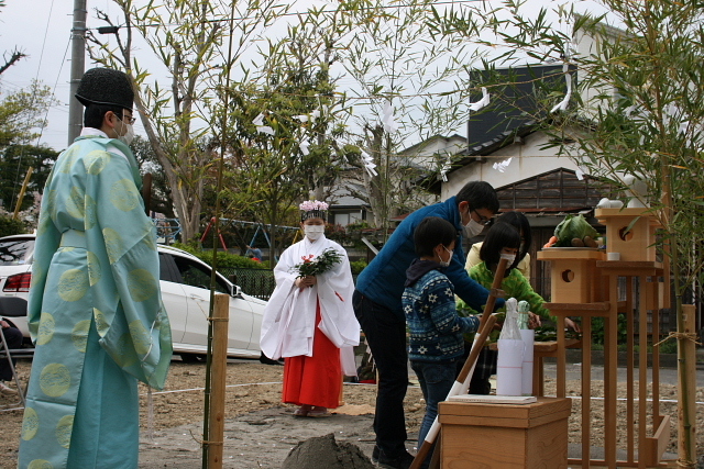 神主さんも巫女さんも_e0145995_08460923.jpg