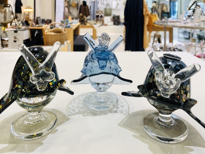 義山飾り兜　ガラス装飾品 ガラスの兜飾り「秀（しゅう）」 ～上品な色合いで構成された