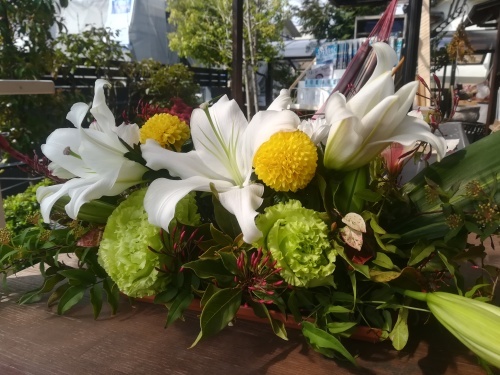 綺麗なお花が ブックカフェされど