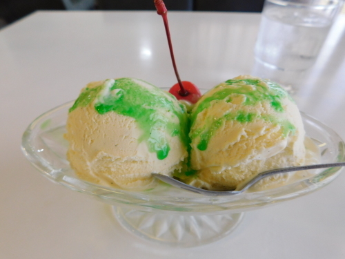 実在するのか!? 純喫茶でウエハースがのったアイスクリームに出会いたい_e0288945_23274735.jpg