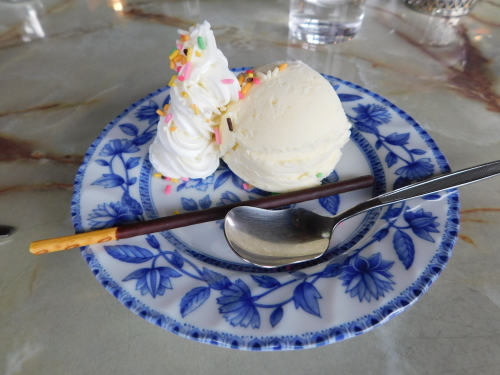 実在するのか!? 純喫茶でウエハースがのったアイスクリームに出会いたい_e0288945_23294722.jpg