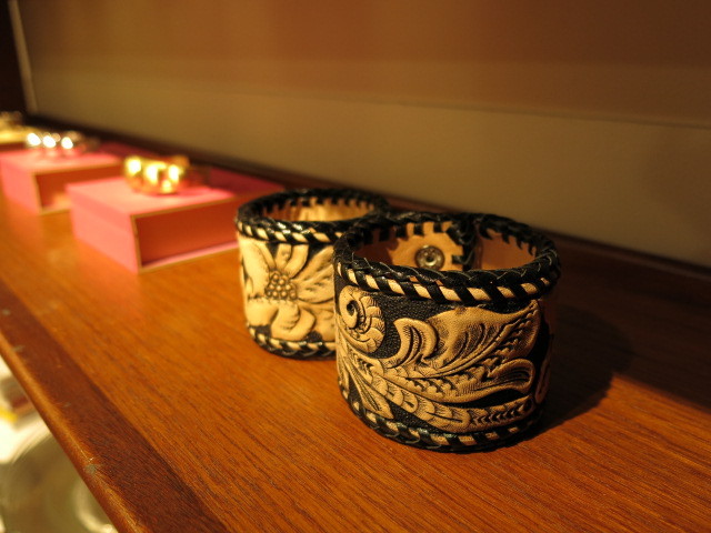 \"RoosterKing × TheThreeRobbers Carving Leather Bangle\"ってこんなこと。_c0140560_12425261.jpg