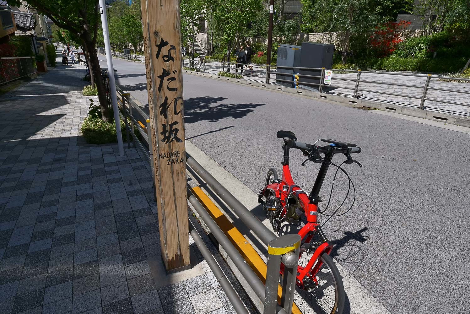 青い自転車とともに