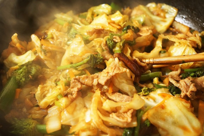 ■晩ご飯【簡単5分!!豚と野菜のメガ盛り丼】ネギ坊主入りです♪_b0033423_23415046.jpg