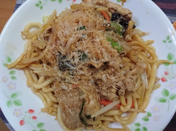 4/20夕飯 キリン一番搾り、宝焼酎お茶割り、牛乳割、焼うどん、海鮮盛り@自宅_b0042308_00040348.jpg